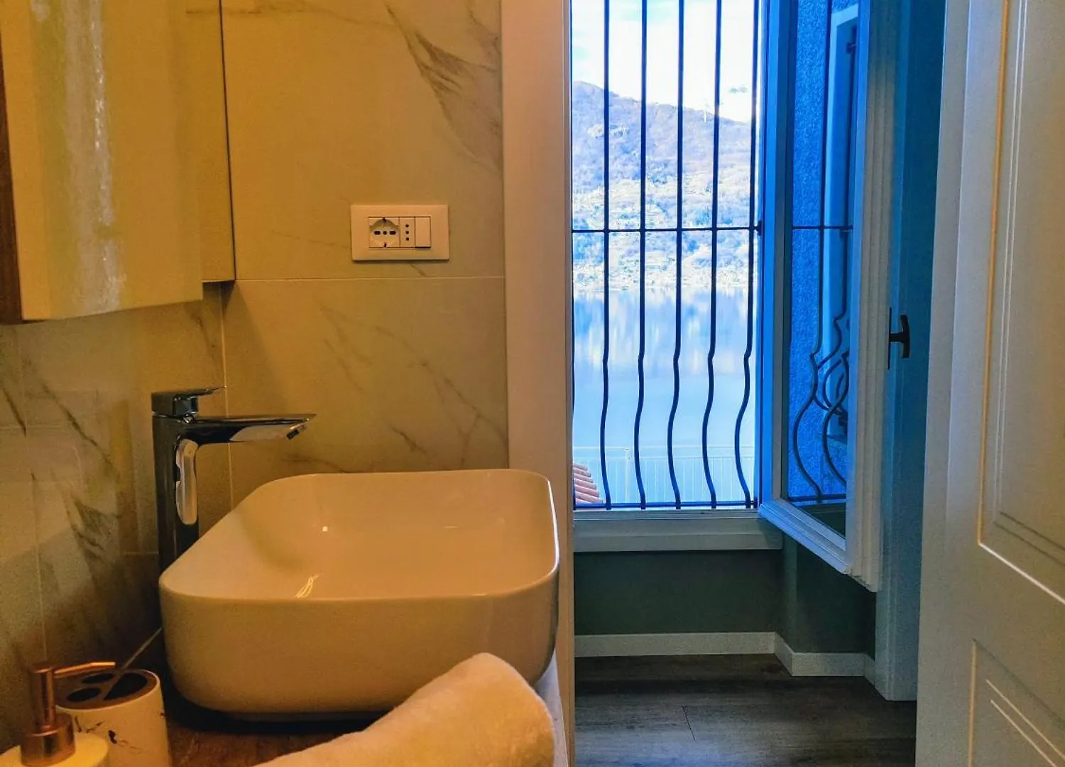 Laguna Blu - Villa Da Sogno Con Idromassaggio Panoramico Sul Lago Di Como Colico