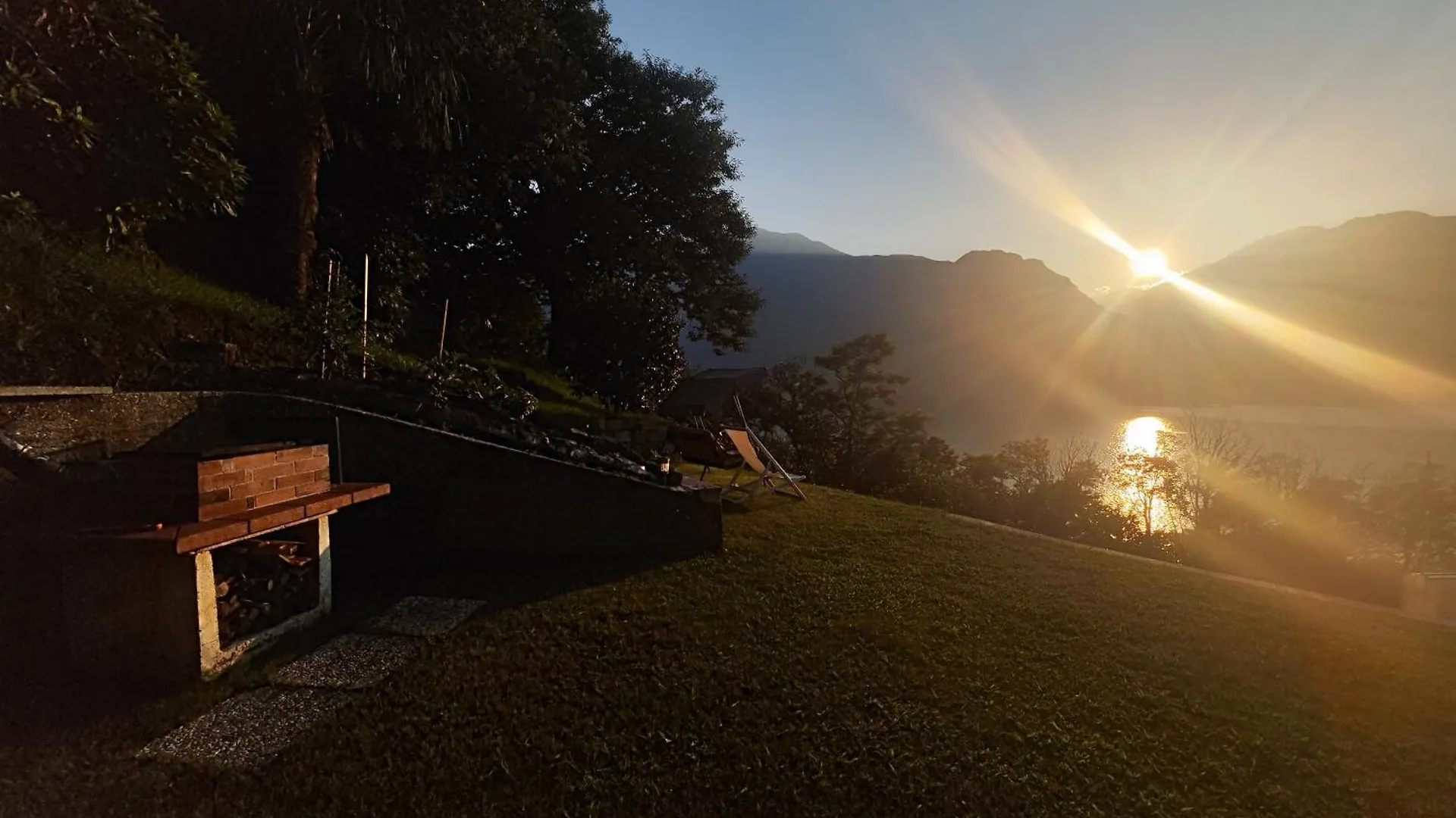 Laguna Blu - Villa Da Sogno Con Idromassaggio Panoramico Sul Lago Di Como Colico 0*,
