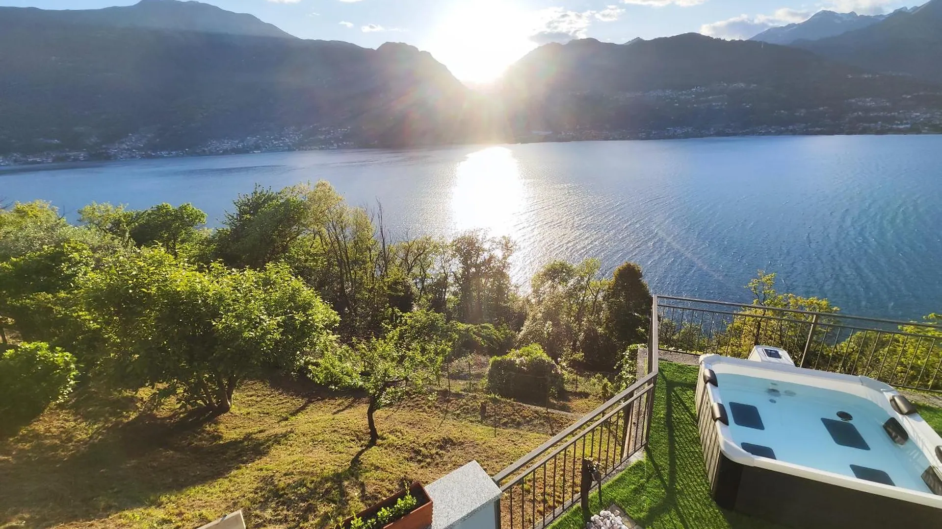 Laguna Blu - Villa Da Sogno Con Idromassaggio Panoramico Sul Lago Di Como Colico